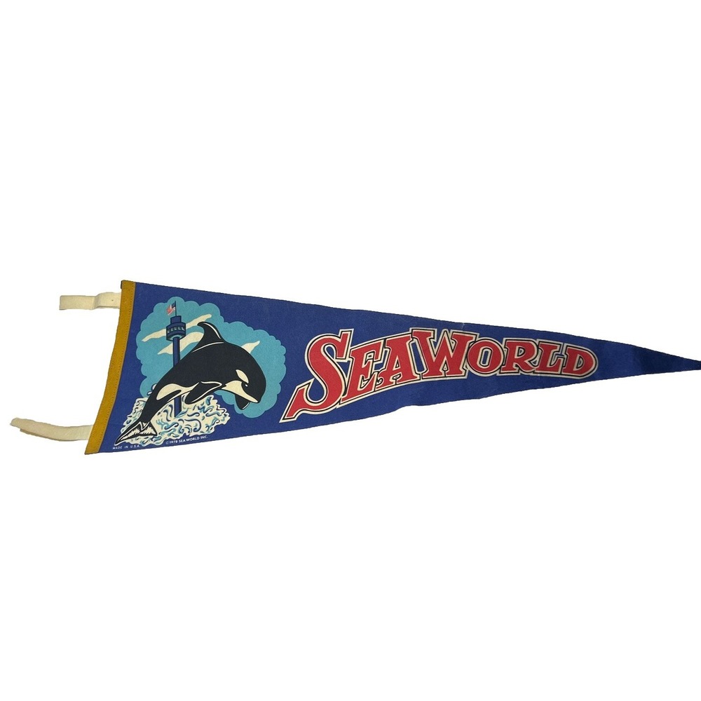 Vintage 1978 Sea World Pennant Souvenir Blue Flag Whale USA Hanco Read